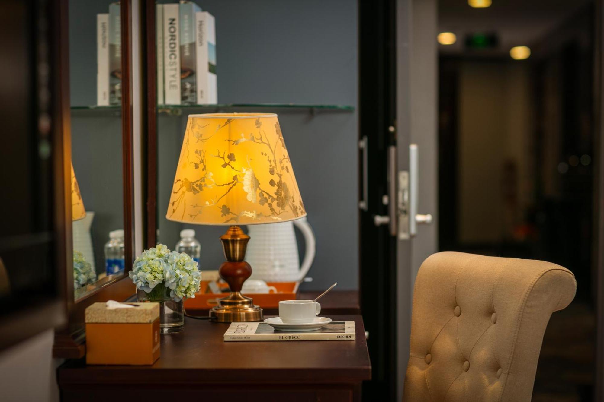 May De Ville Corner Hotel Hanoï Extérieur photo